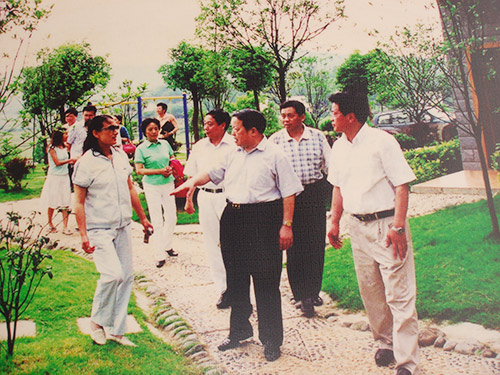 省人民政府省长周伯华（中）在长沙市人民政府谭仲池市长及中共长沙县委书记杨光荣（右一）陪同下考察雅园度假村